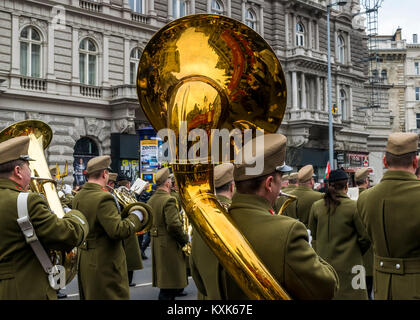 Soldati marzo con le trombe durante il 15 marzo sfilata in Budapest, Ungheria. Orchestra militare sulla nazionale ungherese di vacanza. Foto Stock