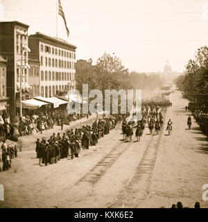 Il Grand recensione dell'esercito passando su Pennsylvania Avenue Foto Stock