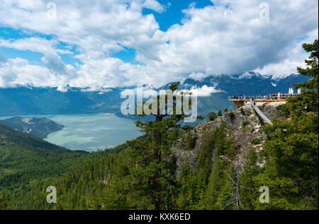 Panoramica su Outlook il BC coastal mountain range e howe sound con sky pilota ponte di sospensione e un deck di visualizzazione in primo piano Foto Stock