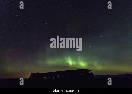 Aurora boreale (Northern lights) su di un piano si è schiantato in Sólheimasandur, Islanda. Foto Stock