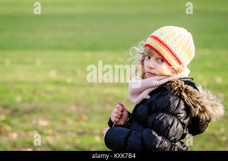 Bella ragazza bionda in autunno Meteo in Prato Foto Stock