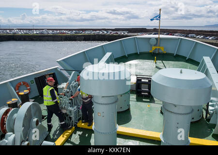 Caledonian MacBrayne dipendenti a prepararsi per i 50 minuti di barca a vela da Ardrossan a Brodick sull'isola di Arran. Foto Stock