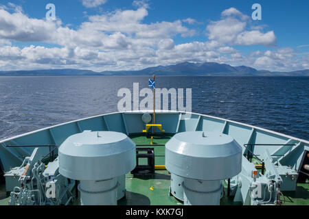 A bordo del Caledonian MacBrayne MV Isle of Arran in direzione di Brodick, Isle of Arran. Le isole più alto picco, capra cadde, sorge in distanza. Foto Stock