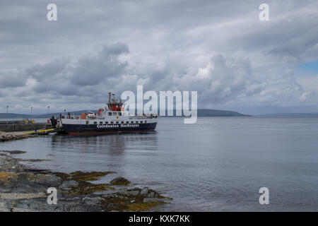 Caledonian MacBrayne il traghetto MV Loch Tarbert ormeggiato a Lochranza. MV Loch Tarbert corre tra Lochranza Claonaig e durante i mesi estivi. Foto Stock