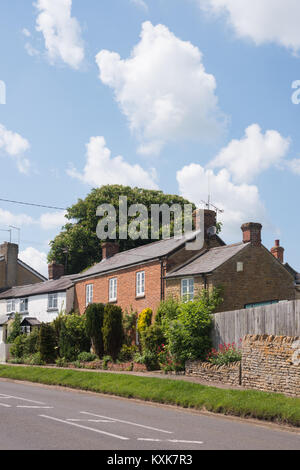 Immobili residenziali nel villaggio di medio Barton, vicino a Chipping Norton, Oxfordshire, England, Regno Unito, Europa Foto Stock