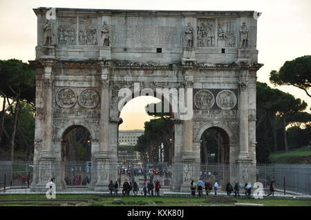 L'Arco di Costantino un monumento dedicato all'imperatore Costantino che hanno legalizzato il cristianesimo. Foto Stock