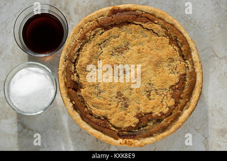 Pane appena sfornato shoofly pie con lo zucchero e il melasso. Foto Stock