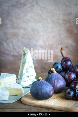 Camembert, fichi e uva Foto Stock