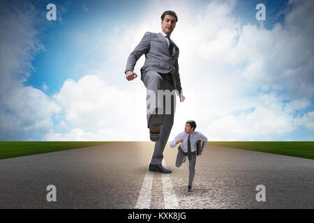 Bad arrabbiato boss calci dipendente nel concetto di business Foto Stock