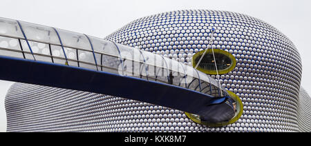 Un uomo cammina lungo la passerella curvi verso l'iconica Selfridges edificio nel cuore del centro cittadino di Birmingham. L'edificio, che è parte di Foto Stock