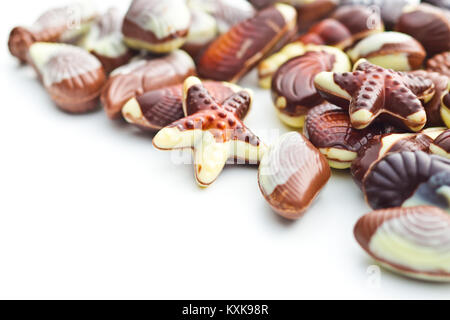 Dolce conchiglie di cioccolato isolato su sfondo bianco. Foto Stock