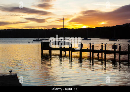 Tramonto a Waterhead, in Ambleside oltre il Lago di Windermere, Parco Nazionale del Distretto dei Laghi, Cumbria, Regno Unito, adottate il 1 dicembre 2017 Foto Stock