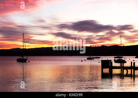 Tramonto a Waterhead, in Ambleside oltre il Lago di Windermere, Parco Nazionale del Distretto dei Laghi, Cumbria, Regno Unito, adottate il 1 dicembre 2017 Foto Stock