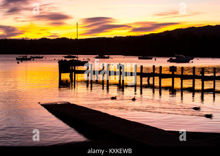 Tramonto a Waterhead, in Ambleside oltre il Lago di Windermere, Parco Nazionale del Distretto dei Laghi, Cumbria, Regno Unito, adottate il 1 dicembre 2017 Foto Stock