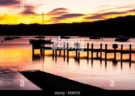 Tramonto a Waterhead, in Ambleside oltre il Lago di Windermere, Parco Nazionale del Distretto dei Laghi, Cumbria, Regno Unito, adottate il 1 dicembre 2017 Foto Stock