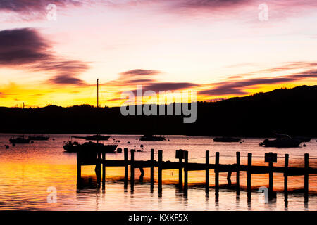 Tramonto a Waterhead, in Ambleside oltre il Lago di Windermere, Parco Nazionale del Distretto dei Laghi, Cumbria, Regno Unito, adottate il 1 dicembre 2017 Foto Stock