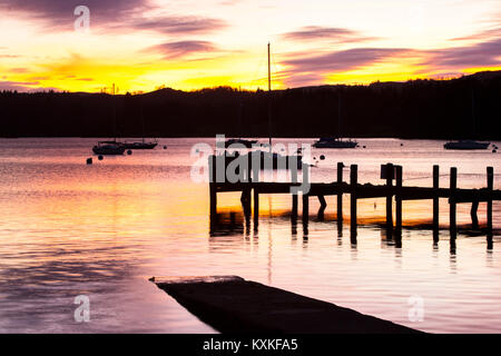 Tramonto a Waterhead, in Ambleside oltre il Lago di Windermere, Parco Nazionale del Distretto dei Laghi, Cumbria, Regno Unito, adottate il 1 dicembre 2017 Foto Stock