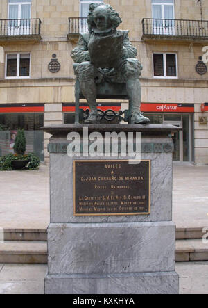 La Plaza de Camposagrado di Avilés, in Spagna, ospita un monumento a Juan Carreño de Miranda, in onore del pittore barocco spagnolo e della sua eredità artistica. Foto Stock