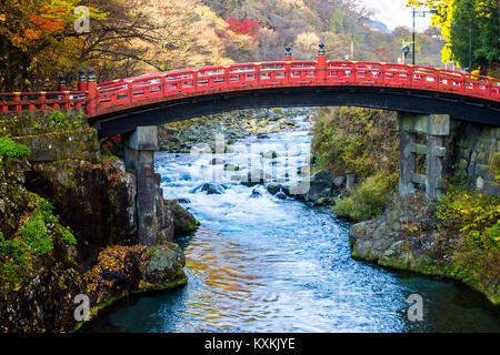 Il ponte Shinkyo o sacra Bridge, uno dei più famosi luoghi di interesse di Nikko, Giappone, parte di Futarasan jinja sacrario scintoista e un sito del Patrimonio Mondiale Foto Stock