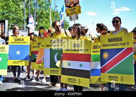Questa fotografia mostra Amnesty International che partecipa alla World Pride march 2017 a Madrid, mettendo in evidenza attivismo, diritti LGBTQ+ e manifestazioni pubbliche. Foto Stock