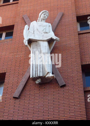 La parrocchia di Santa Eulàlia de Vilapicina nel quartiere Nou Barris di Barcellona, che mostra l'architettura storica della chiesa e il significato della comunità. Foto Stock