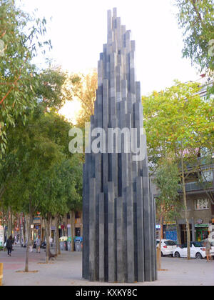 Il memoriale del Parc de CAN Dragó, Barcellona, è dedicato alle vittime del terrorismo. Il suo design alto e irregolare simboleggia la resilienza, il ricordo e l'impatto della violenza sulla società. Foto Stock
