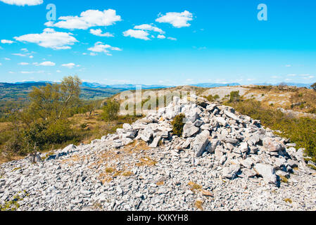 Cairn sul crinale di Whitbarrow cicatrice nel Parco nazionale del Lake District Cumbria Foto Stock