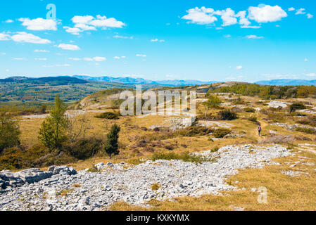 Walker sul crinale di Whitbarrow cicatrice nel Parco nazionale del Lake District Cumbria Foto Stock