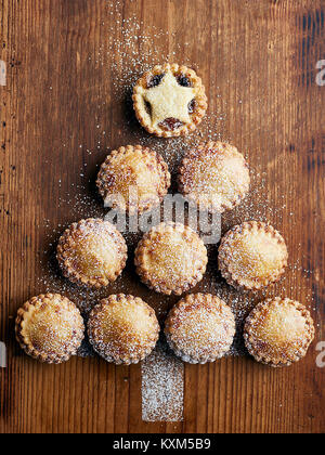 Torte di carne macinata in forma di albero di Natale,vista aerea Foto Stock
