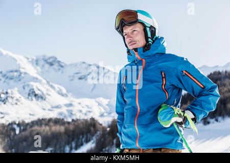 Ritratto di sciatore su mountain bike,guardando a vista Foto Stock