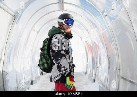 Ritratto di snowboarder in ski run tunnel Foto Stock