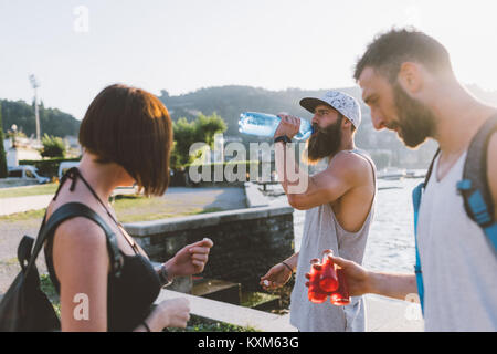 Tre giovani hipsters in riva al lago di Como, Como,Lombardia,Italia Foto Stock