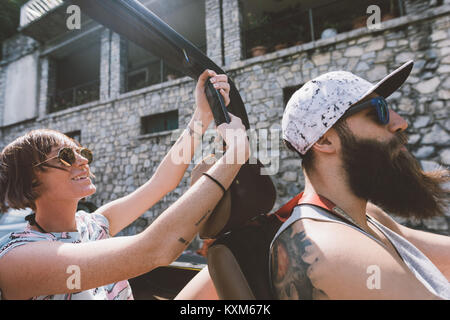 Giovane donna fotografare da fuoristrada su road trip,Como,Lombardia,Italia Foto Stock