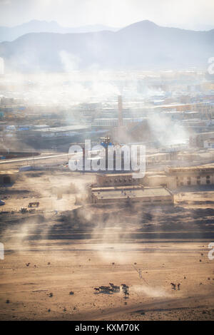Khovd Hovd town city tramonto camini di fumo di combustione di carbone per stare al caldo e freddo inverno Mongolo Foto Stock