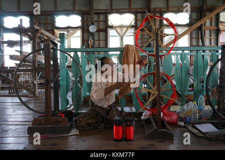 NYAUNGSHWE, MYANMAR - circa aprile 2017 fabbrica di tessitura Foto Stock