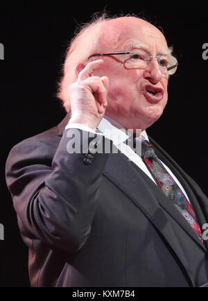 Presidente Michael D Higgins apre ufficialmente la BT ai giovani scienziati e tecnologia Exhibition 2018 al RDS di Dublino. Foto Stock