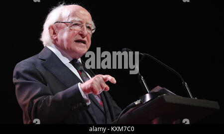 Presidente Michael D Higgins apre ufficialmente la BT ai giovani scienziati e tecnologia Exhibition 2018 al RDS di Dublino. Foto Stock