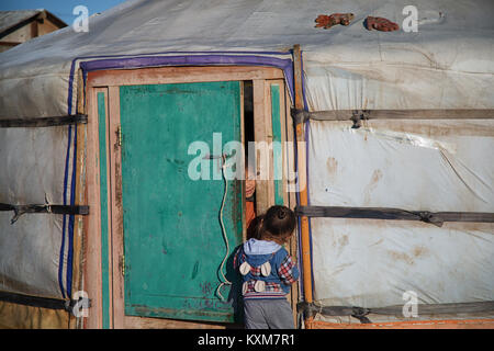 Il mongolo ger camp Ulan Bator due bambine giocando Foto Stock