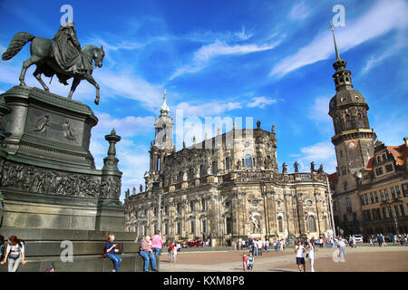 DRESDEN, Germania - 13 agosto 2016: i turisti a piedi su Theaterplatz e una vista maestosa sul Sassonia Dresda Castello e Katholische Hofkirche di Dresda, St Foto Stock