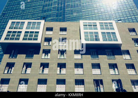 BILBAO, Spagna - 19 Luglio 2016 : dettagli architettonici di una torre di uffici nel moderno quartiere della città Foto Stock