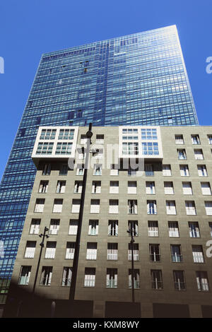 BILBAO, Spagna - 19 Luglio 2016 : dettagli architettonici di una torre di uffici nel moderno quartiere della città Foto Stock