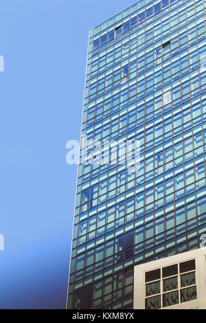 BILBAO, Spagna - 19 Luglio 2016 : dettagli architettonici di una torre di uffici nel moderno quartiere della città Foto Stock