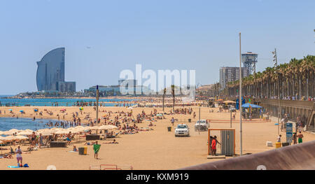 Barcellona, Spagna - 21 Giugno 2017 : panoramica delle persone rilassante sulla spiaggia di Barcellona durante l'estate Foto Stock