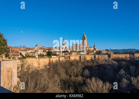Il pomeriggio cade sui muri della città di Segovia mette in evidenza la torre della cattedrale sul resto degli edifici Spagna Foto Stock