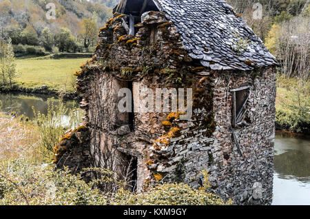 La parte anteriore della vecchia casa in rovina e abbandonato sul fiume Aveyron e vicino al borgo medievale di Belcastel Francia Foto Stock