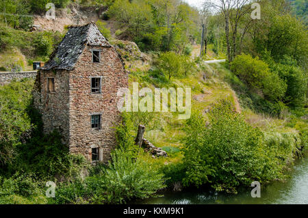 Vecchia casa in rovine sulla rive del fiume Aveyron e vicino al borgo medievale di Belcastel Francia Foto Stock