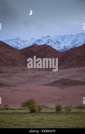 Mongolia paesaggio luna red white mountains crepuscolo Foto Stock