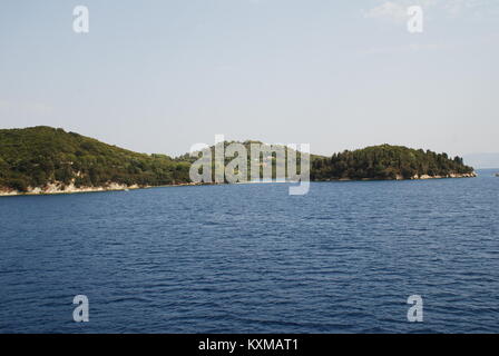 La piccola isola di Skorpios al largo di Lefkada, Grecia. L'isola è casa di Onassis famiglia di spedizione. Foto Stock