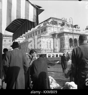 Strada trafficata a Vienna, in Austria, in Europa nel 1956 Foto Stock