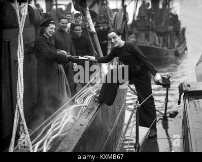 Marinaio britannico raccoglie lettere dalla Royal Navy 'Mail' in barca durante la Seconda Guerra Mondiale a Southampton 1941 Foto Stock